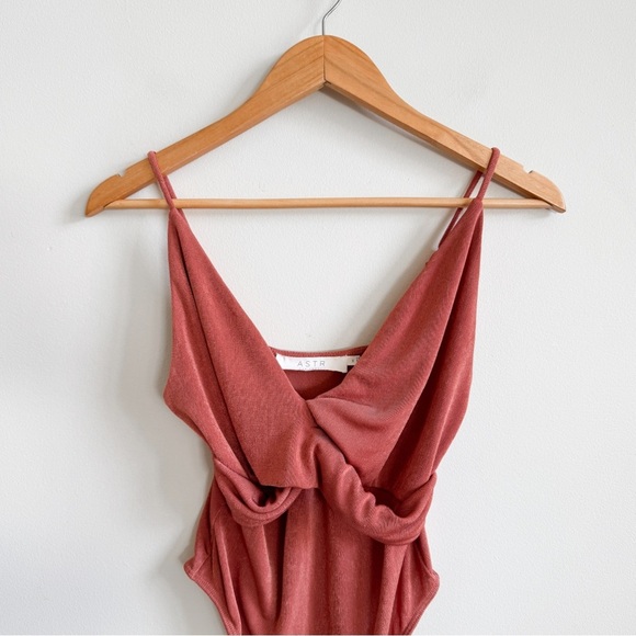 ASTR • Twist Front Thong Bodysuit in Coral Cedar - Picture 4 of 14